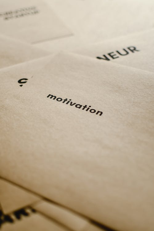 Free Inspiring motivational text displayed on simple brown paper emphasizing clarity and focus. Stock Photo